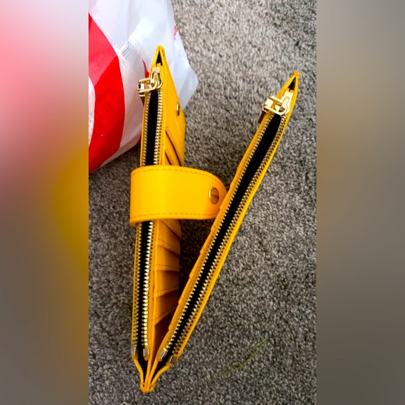 Yellow wallet - Picture 2 of 3